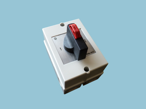 AC - 20A Changeover Switch with Centre Off